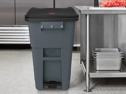 https://www.rubbermaidcommercial.com/media/4079/1971956_rcp_refuse_rollout-step-on-container_foodservice-1.jpg?anchor=center&mode=crop&width=486&height=364&format=webp