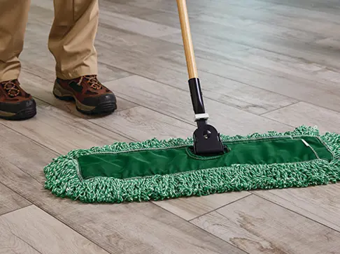 https://www.rubbermaidcommercial.com/media/q5salb0w/2190710_rcp_cleaning_traditional-micrfbr-dust-mop-kit_environmental_0036_cmyk-2.jpg?anchor=center&mode=crop&width=486&height=364&format=webp
